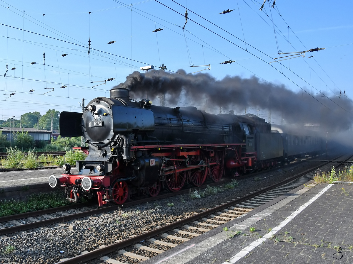 Die Dampflokomotive 01 1075 Ende Juni 2019 bei der Ankunft am Hauptbahnhof Wanne-Eickel.