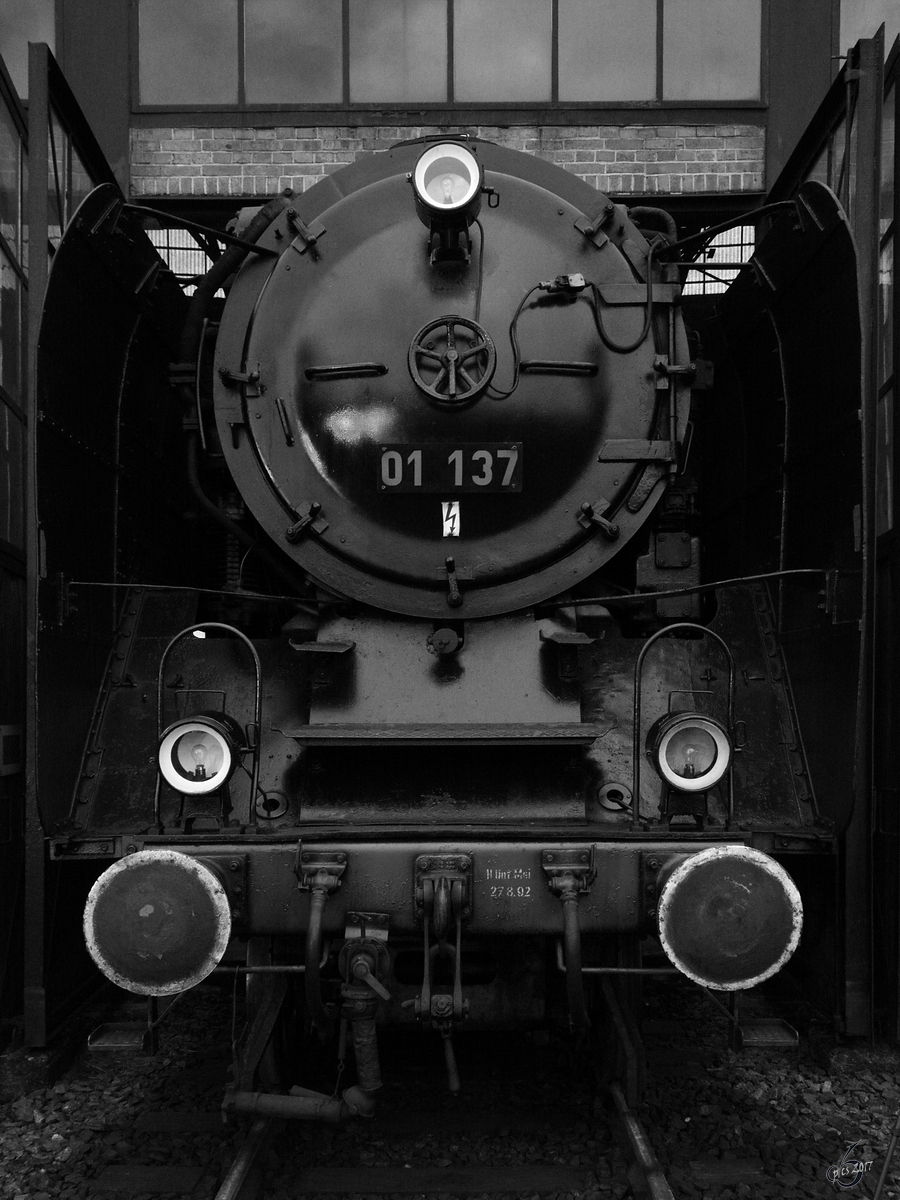 Die Dampflokomotive 01 137 Anfang April 2017 im Eisenbahnmuseum Dresden.