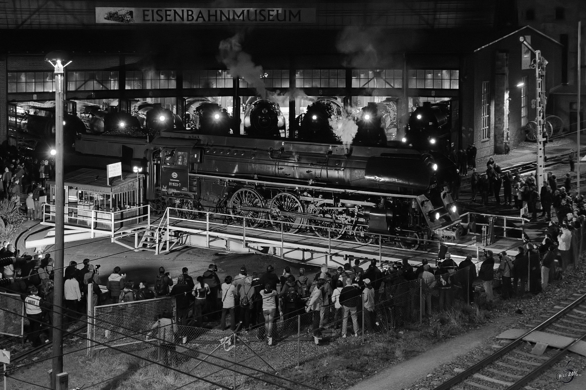 Die Dampflokomotive 01 1533-7 während der Nachtfotoparade im Eisenbahnmuseum in Dresden. (April 2014)