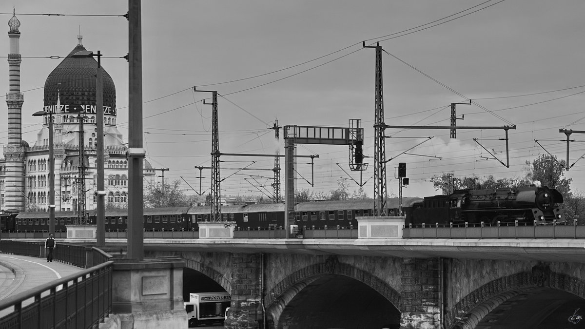 Die Dampflokomotive 01 1533-7 zieht einen Sonderzug über die Marienbrücke. (Dresden, April 2014)