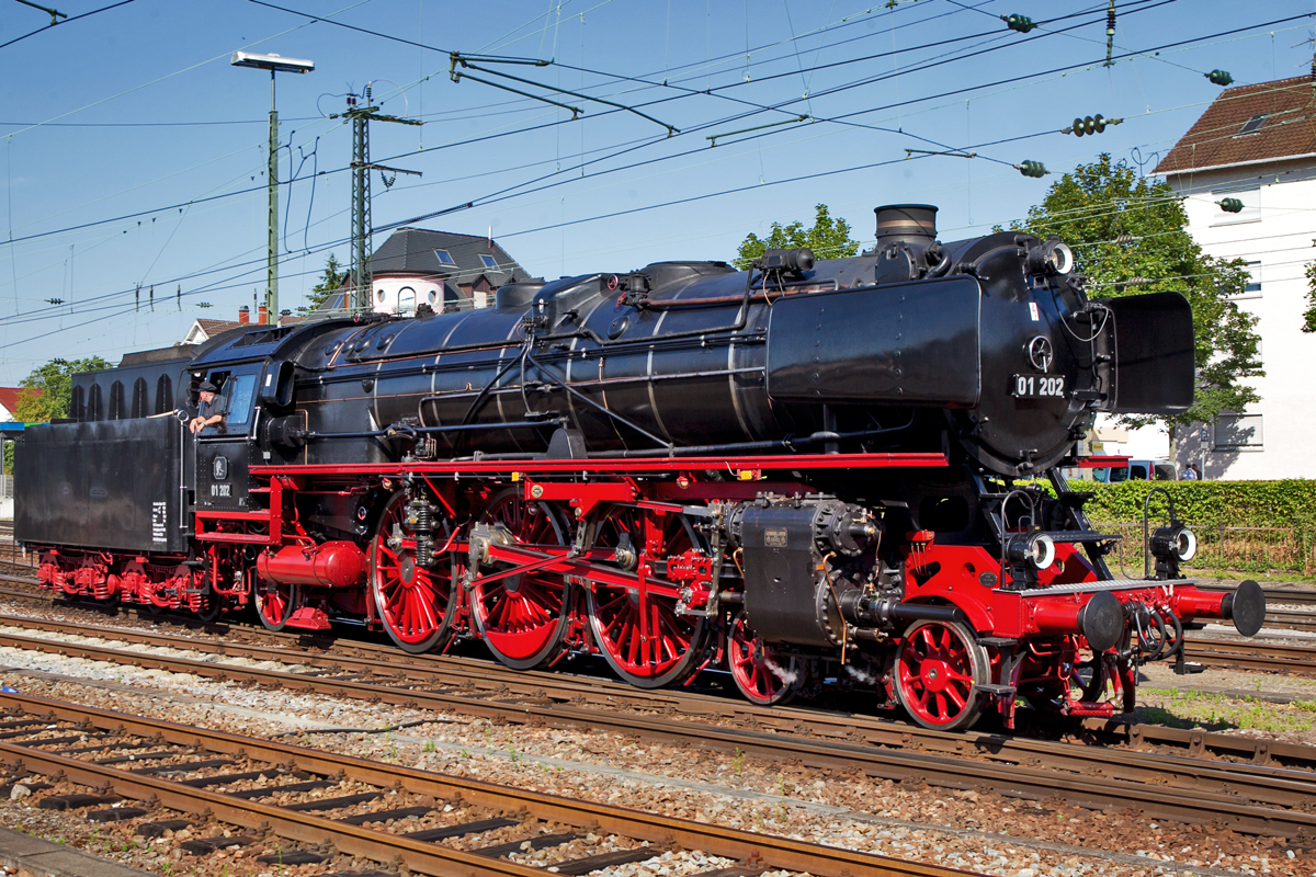 Die Dampflokomotive 01 202 befindet sich im Bahnhof Offenburg auf Rangierfahrt.Bild vom 6.8.2015