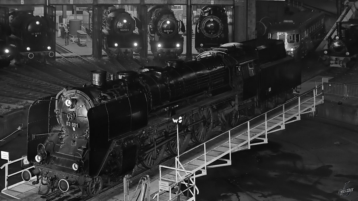Die Dampflokomotive 03 001 auf der Drehscheibe des Eisenbahnmuseums in Dresden. (April 2018)