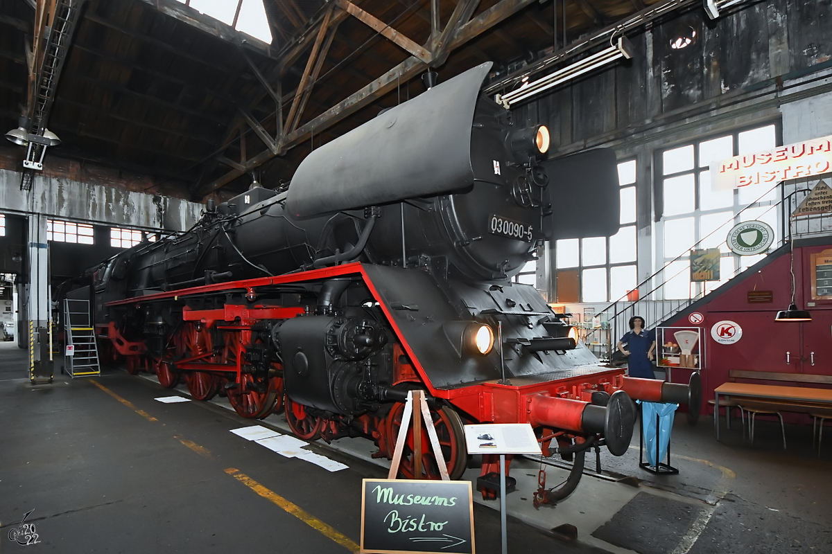 Die Dampflokomotive 03 0090-5 erblickte 1940 bei Kraus-Maffai als 03 1090 das Licht der Welt. (Mecklenburgisches Eisenbahn- und Technikmuseum Schwerin, März 2022)