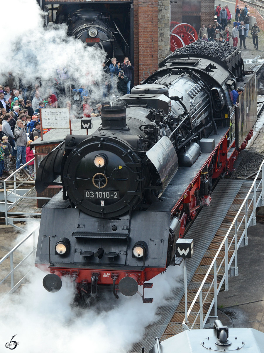 Die Dampflokomotive 03 1010-2 befährt die Drehscheibe des Eisenbahnmuseums in Dresden. (April 2014)