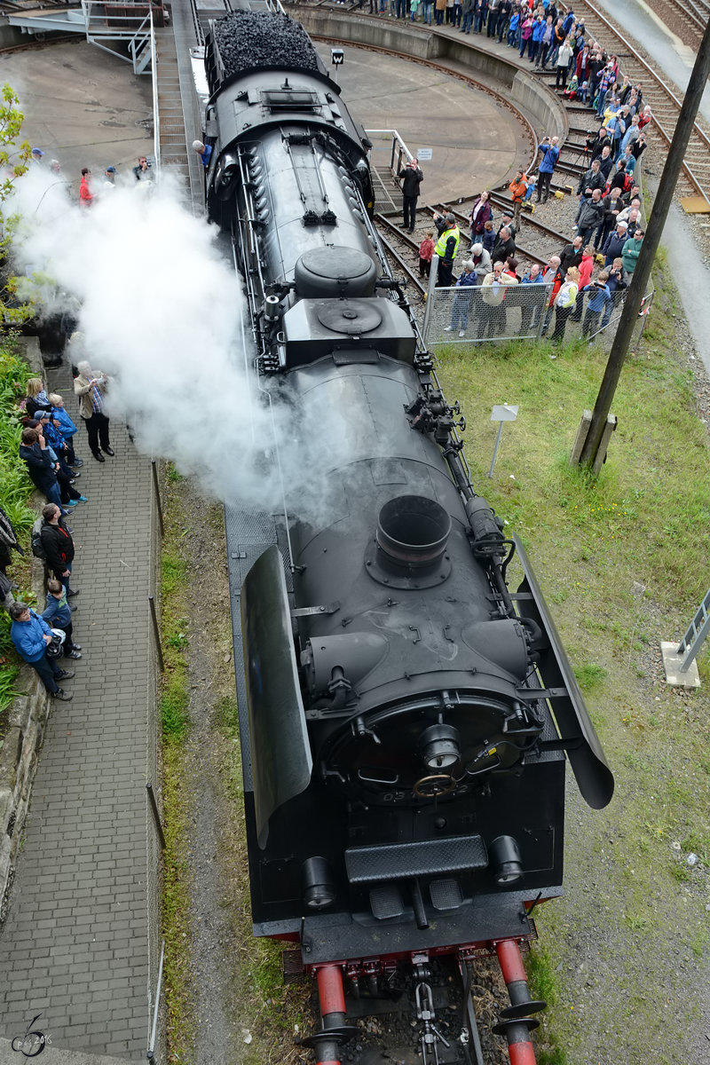 Die Dampflokomotive 03 1010-2 verlässt im April 2014 die Drehscheibe des Eisenbahnmuseums in Dresden.