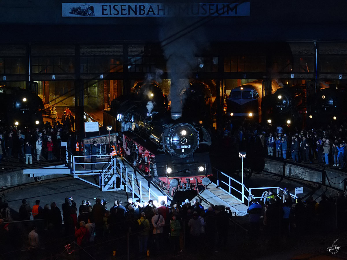 Die Dampflokomotive 03 1010-2 während der Nachtfotoparade im Eisenbahnmuseum Dresden. (April 2014)