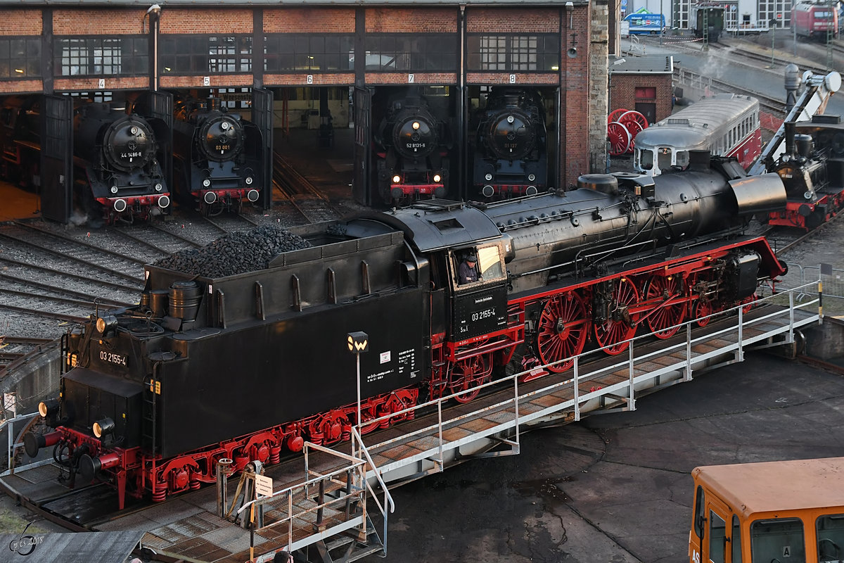Die Dampflokomotive 03 2155-4 auf der Drehscheibe des Eisenbahnmuseums in Dresden. (April 2018)
