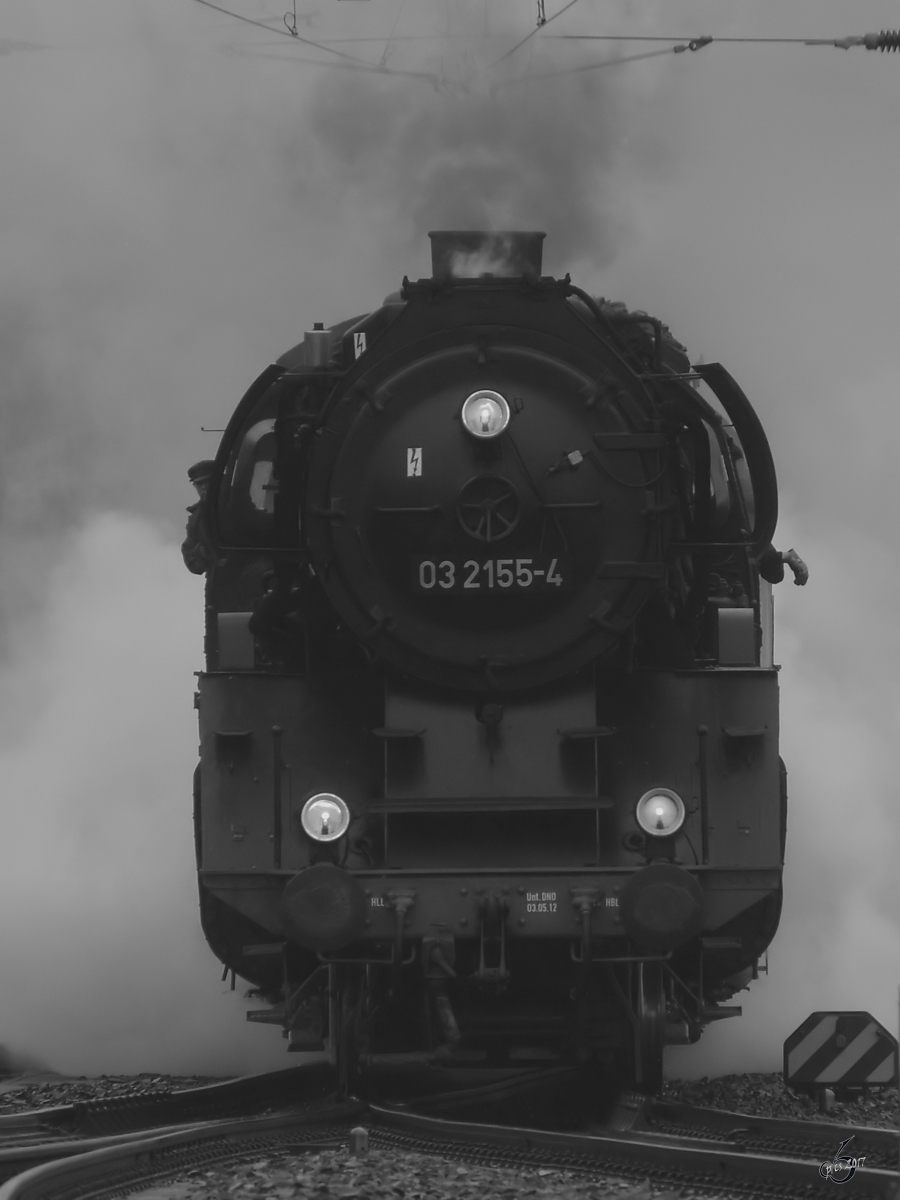 Die Dampflokomotive 03 2155-4 auf dem Weg zum Dresdener Hauptbahnhof. (April 2017)