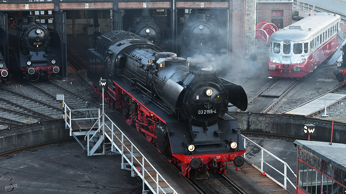 Die Dampflokomotive 03 2155-4 befährt die Drehscheibe des Eisenbahnmuseums in Dresden. (April 2018)