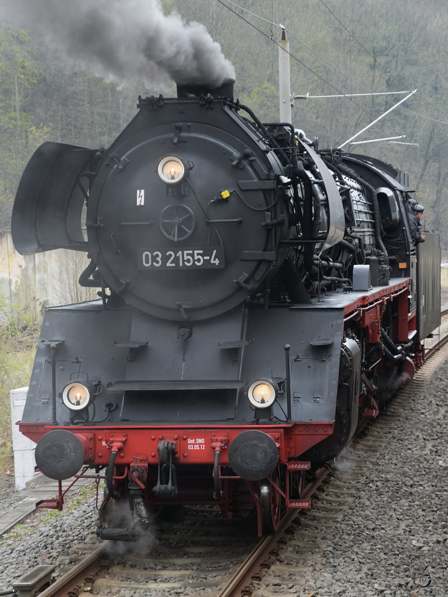 Die Dampflokomotive 03 2155-4 rangiert im April 2017 in Tharant.