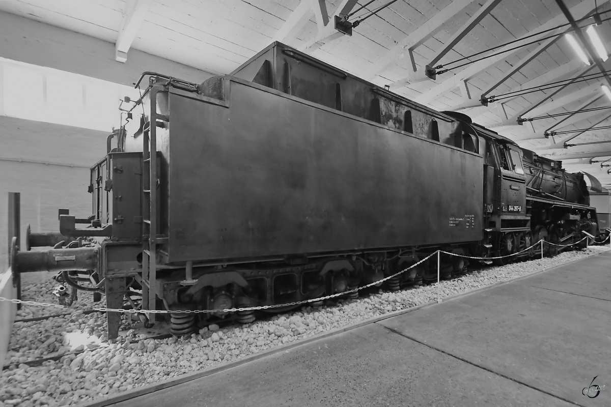 Die Dampflokomotive 044 397-8 ist im Oldtimermuseum Prora ausgestellt. (April 2019)