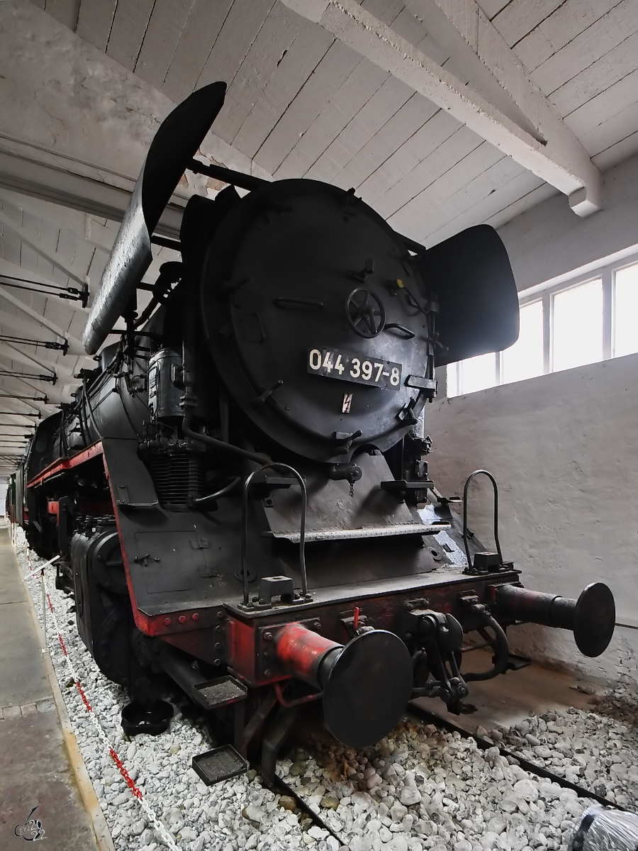 Die Dampflokomotive 044 397-8 wurde 1941 bei Henschel in Kassel gebaut und ist im Oldtimermuseum Prora ausgestellt. (November 2022)