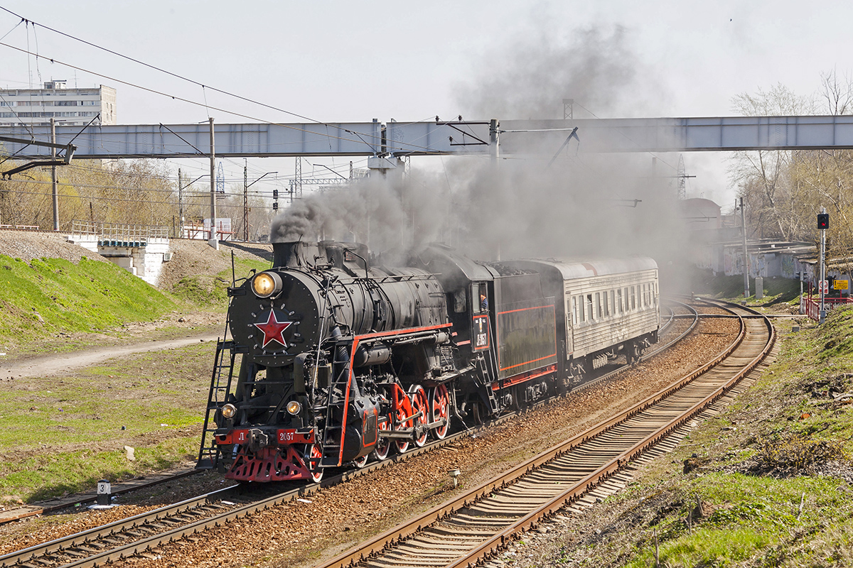 Die Dampflokomotive Л-2057 mit einem Touristenzug bei Ausfahrt aus  den Bahnhof Moskau-Rizhskaya in der Richtung des Bahnhofs Podmoskownaya am 30. April 2017.