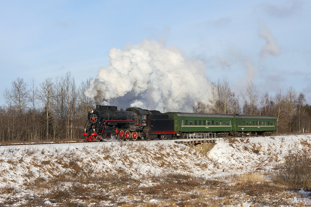 Die Dampflokomotive Л-5248  fährt mit Nahverkehrszug Bologoje - Ostaschkow kurz vor Ostaschkow am 8. Dezember 2018.