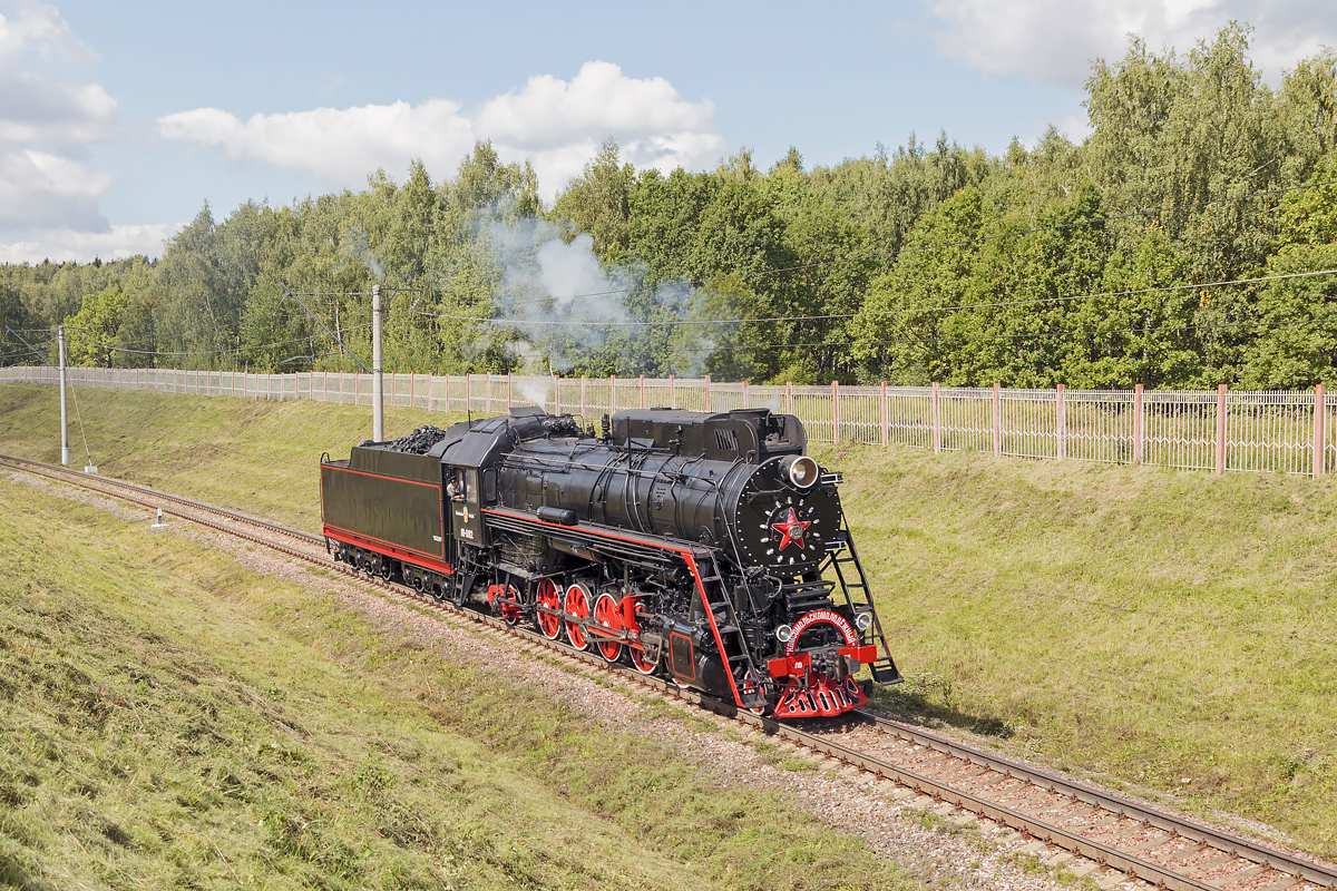 Die Dampflokomotive ЛB-0182 (LW-0182) fährt auf dem Testring in Schtscherbinka am 25. August 2019. Die Lokparadeprobe für Eisenbahnausstellung PRO//Dwizheniye EXPO.