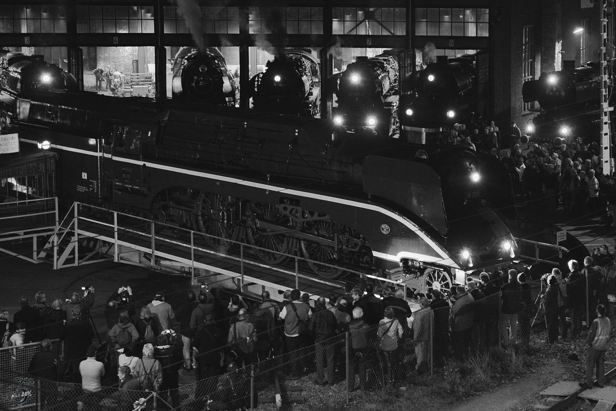 Die Dampflokomotive 18 201 während der Nachtfotoparade im Eisenbahnmuseum Dresden. (April 2014)