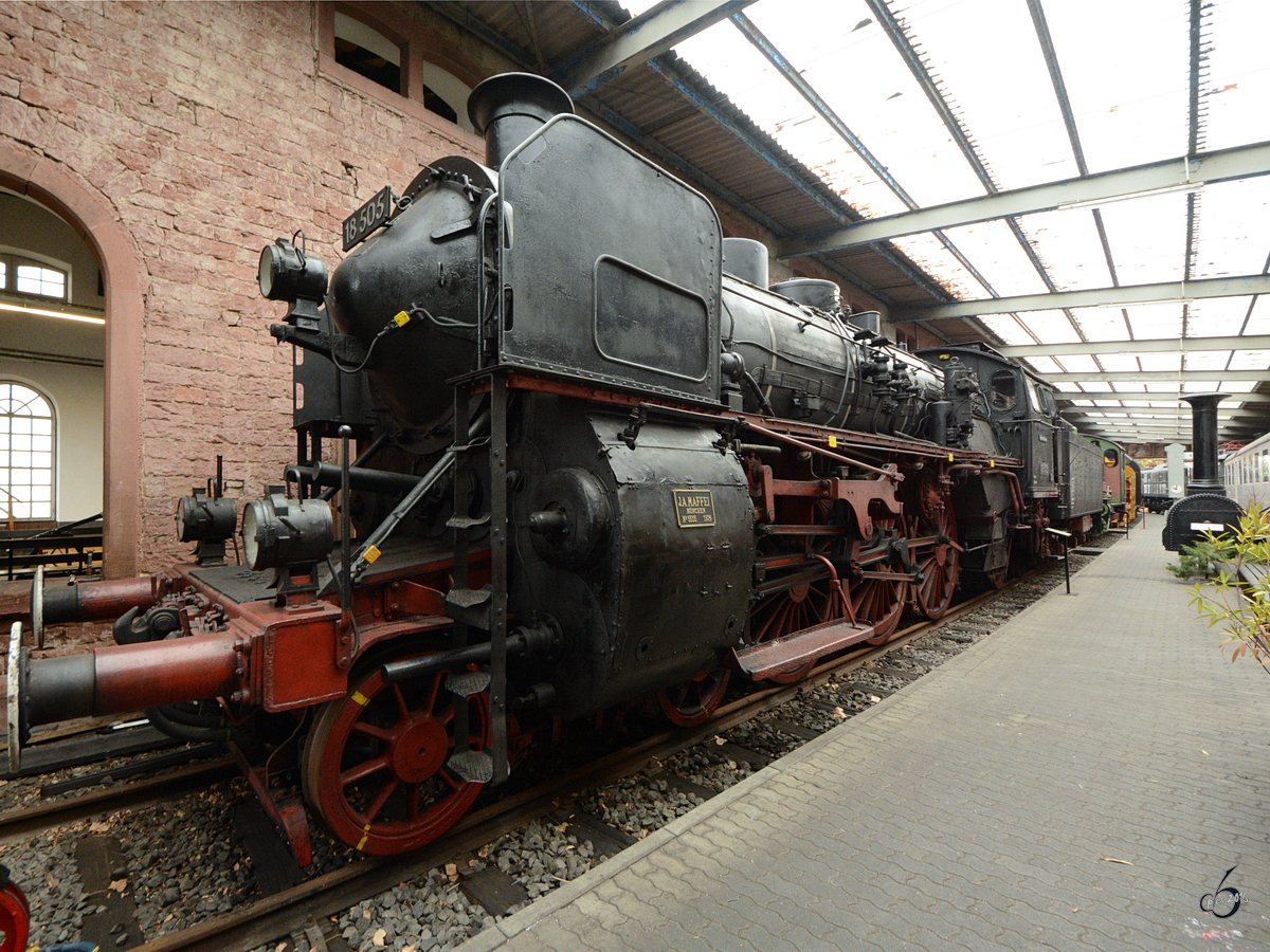 Die Dampflokomotive 18 505 im Eisenbahnmuseum Neustadt an der Weinstraße. (Dezember 2014)
