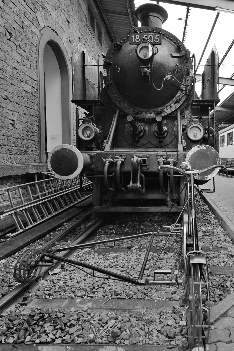 Die Dampflokomotive 18 505 hinter einer Fahrraddraisine im Eisenbahnmuseum Neustadt an der Weinstraße (Dezember 2014)