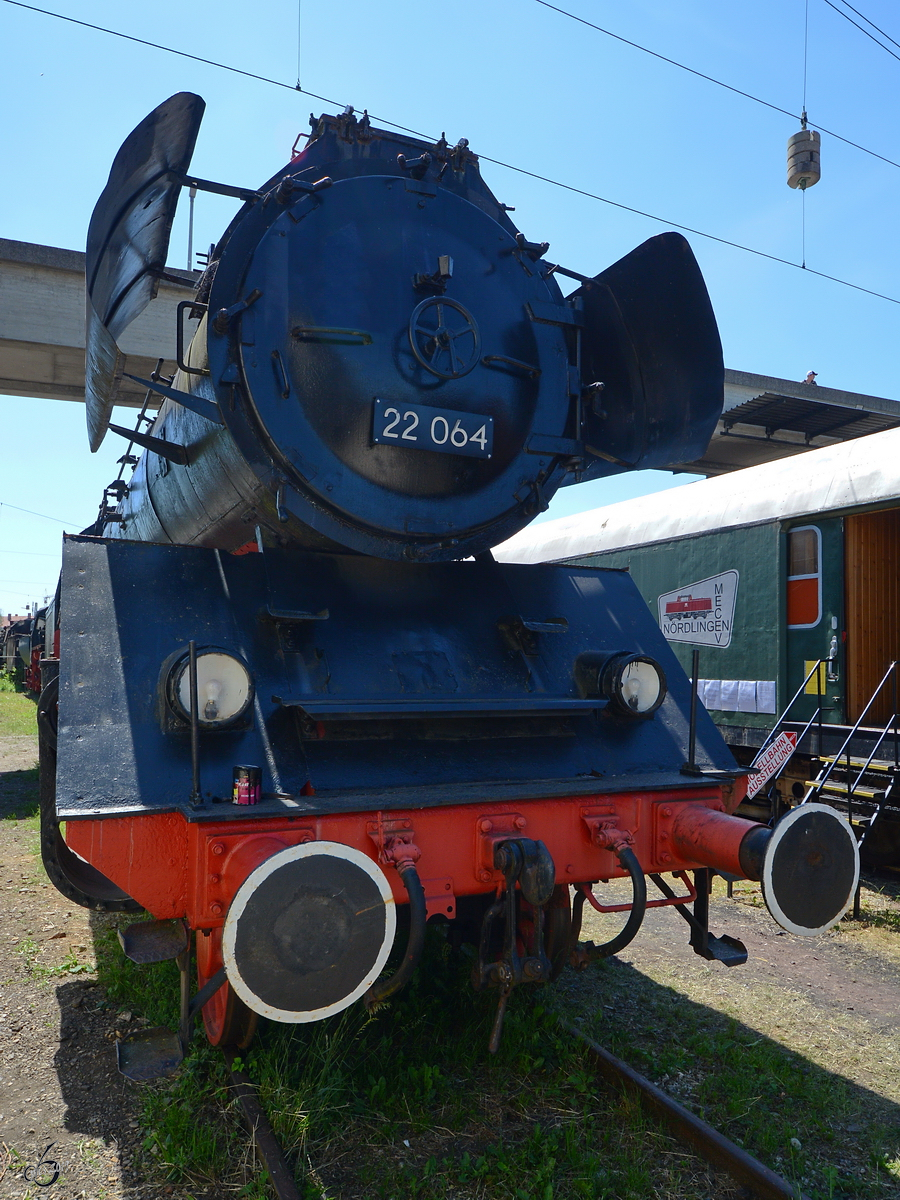 Die Dampflokomotive 22 064 wurde 1924 bei Henschel gebaut und ist im Bayerischen Eisenbahnmuseum Nördlingen ausgestellt. (Juni 2019)