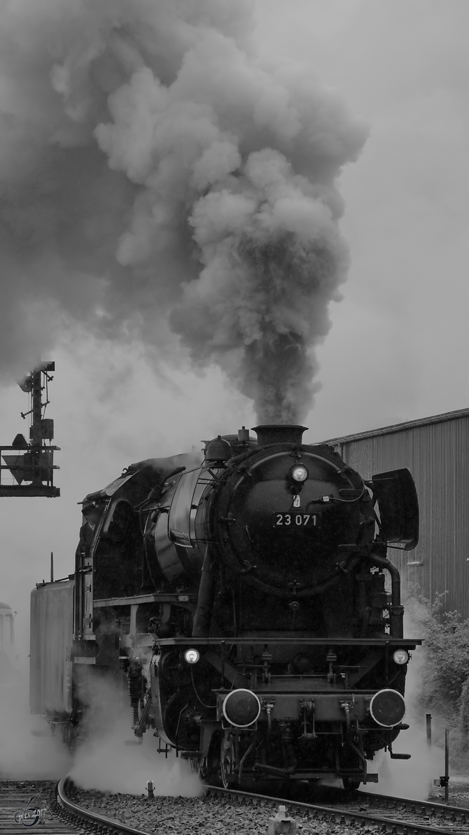 Die Dampflokomotive 23 071 an einem verregneten 1. Mai 2017 im Eisenbahnmuseum Bochum.