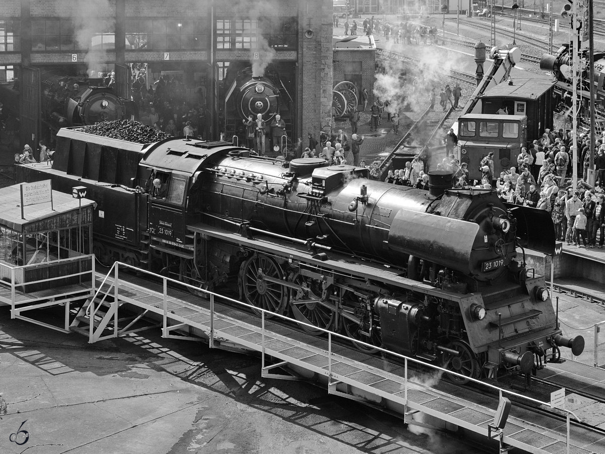 Die Dampflokomotive 23 1019 auf der Drehscheibe des Eisenbahnmuseums in Dresden. (April 2014)