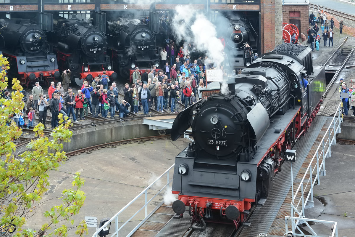 Die Dampflokomotive 23 1097 auf der Drehscheibe des Eisenbahnmuseums in Dresden. (April 2014)