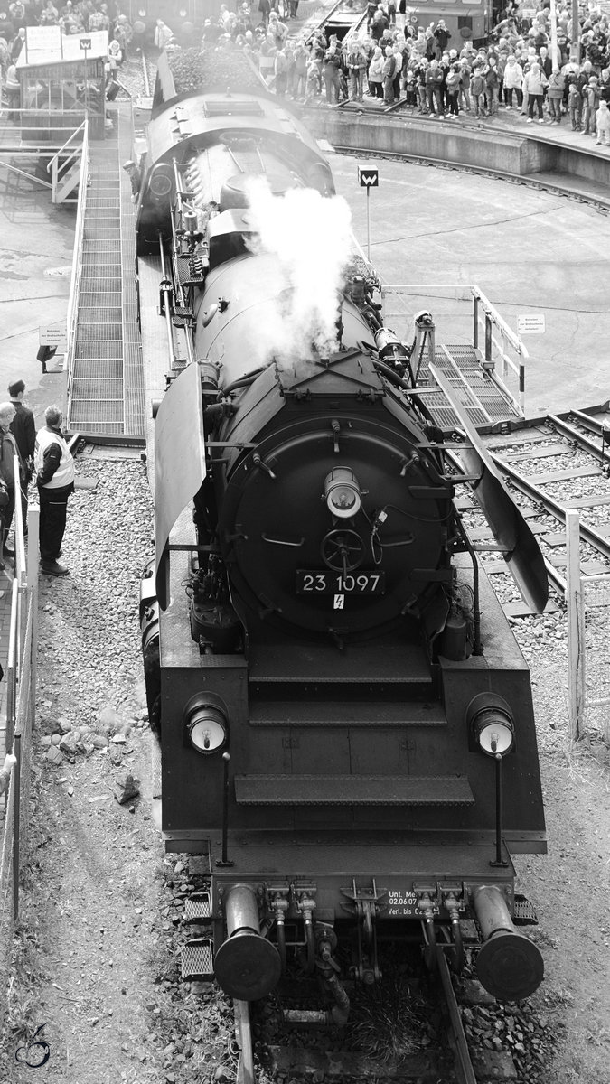 Die Dampflokomotive 23 1097 verlässt im April 2014 das Gelände des Eisenbahnmuseums in Dresden.