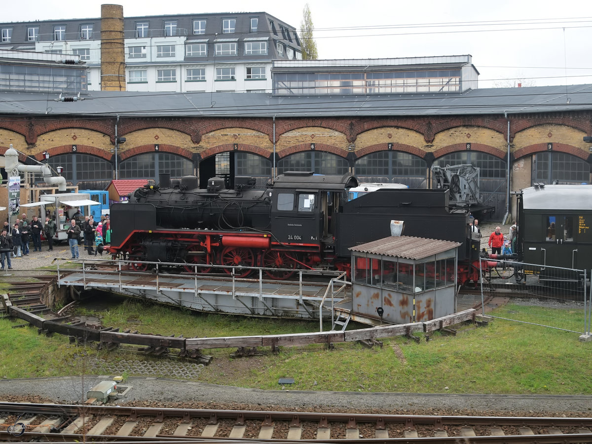 Die Dampflokomotive 24 004 im Eisenbahnmuseum Dresden-Altstadt. (April 2017)