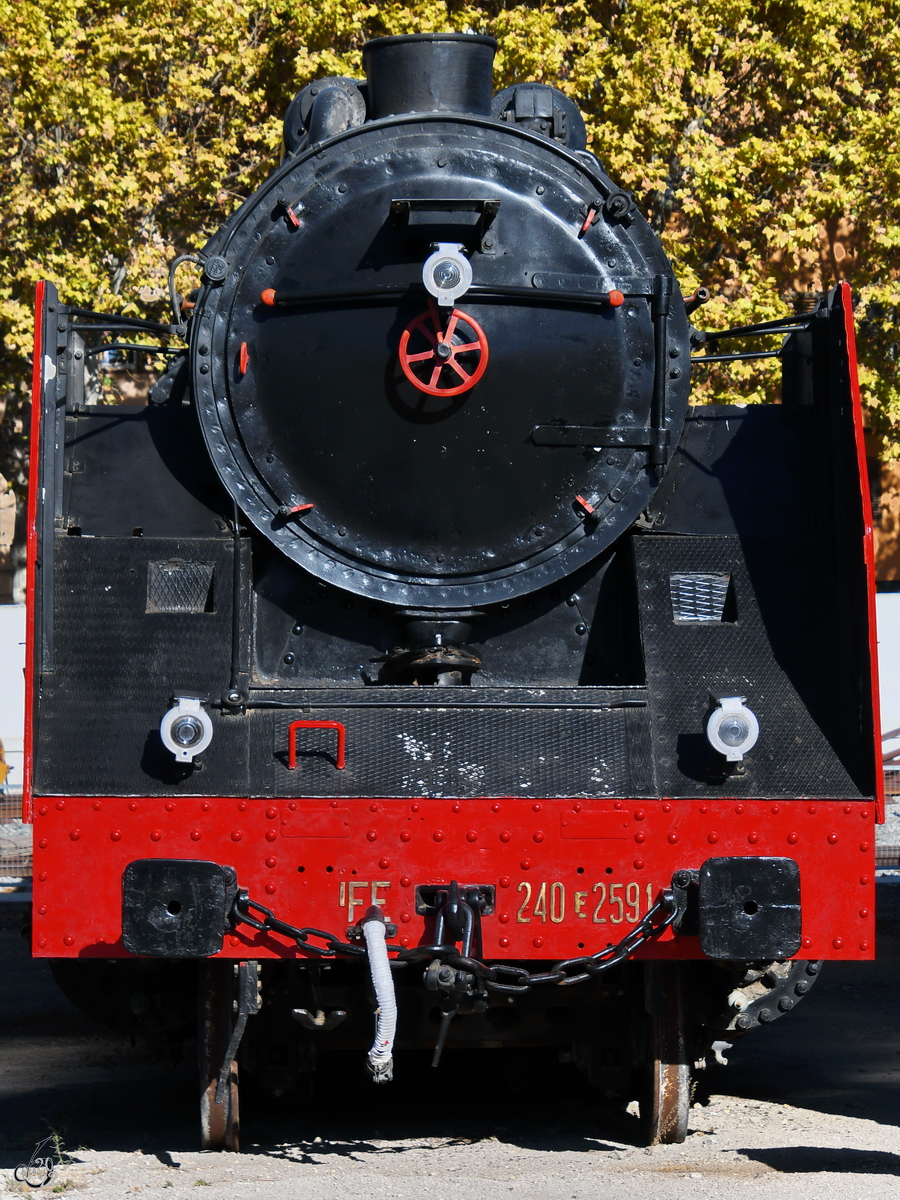 Die Dampflokomotive 240F-2591 wurde 1948 bei MACOSA in Valencia gebaut und ist Teil der Ausstellung im Eisenbahnmuseum von Katalonien. (Vilanova i la Geltrú, November 2022)