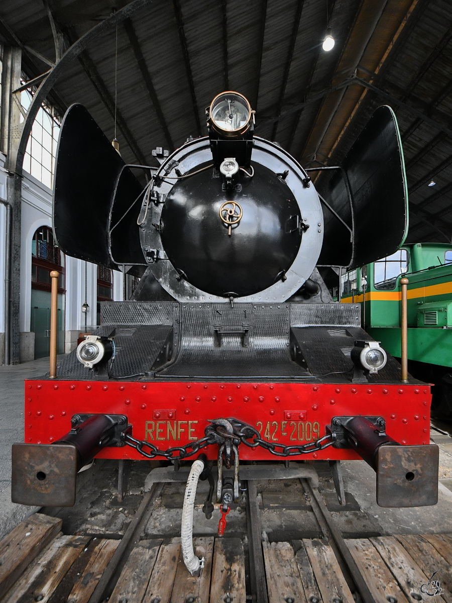 Die Dampflokomotive 242F-2009  Confederación  wurde 1956 bei MTM (La Maquinista Terrestre y Marítima) in Barcelona gebaut und ist Teil der Ausstellung im Eisenbahnmuseum Madrid. (November 2022)