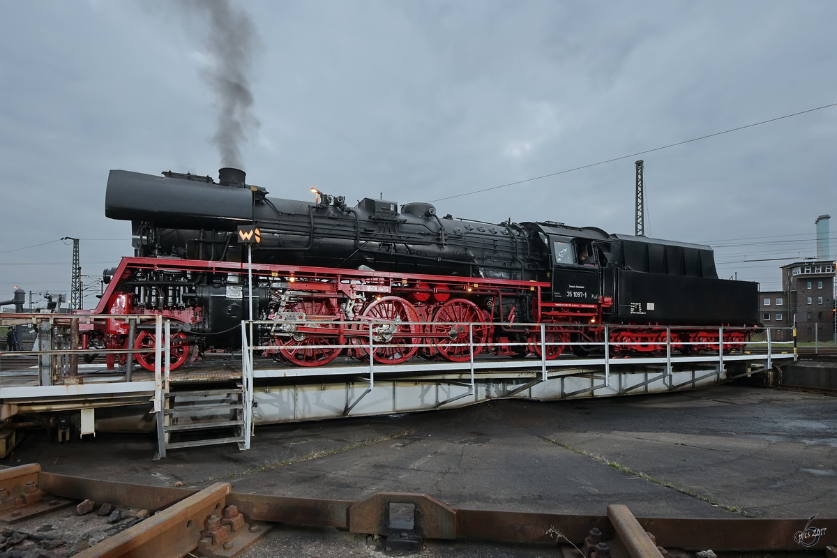 Die Dampflokomotive 35 1097-1 Anfang April 2017 auf der Drehscheibe des Eisenbahnmuseums in Dresden.