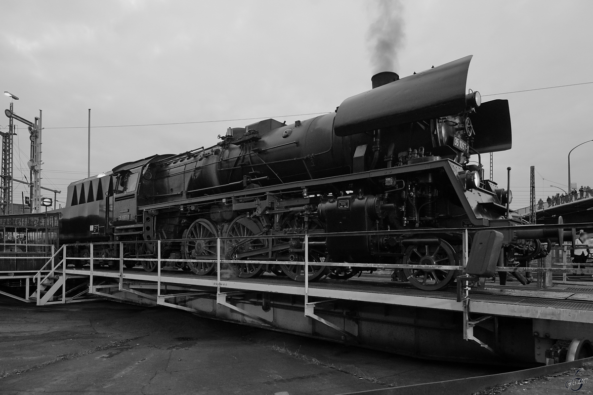Die Dampflokomotive 35 1097-1 Anfang April 2017 auf der Drehscheibe des Eisenbahnmuseums in Dresden.