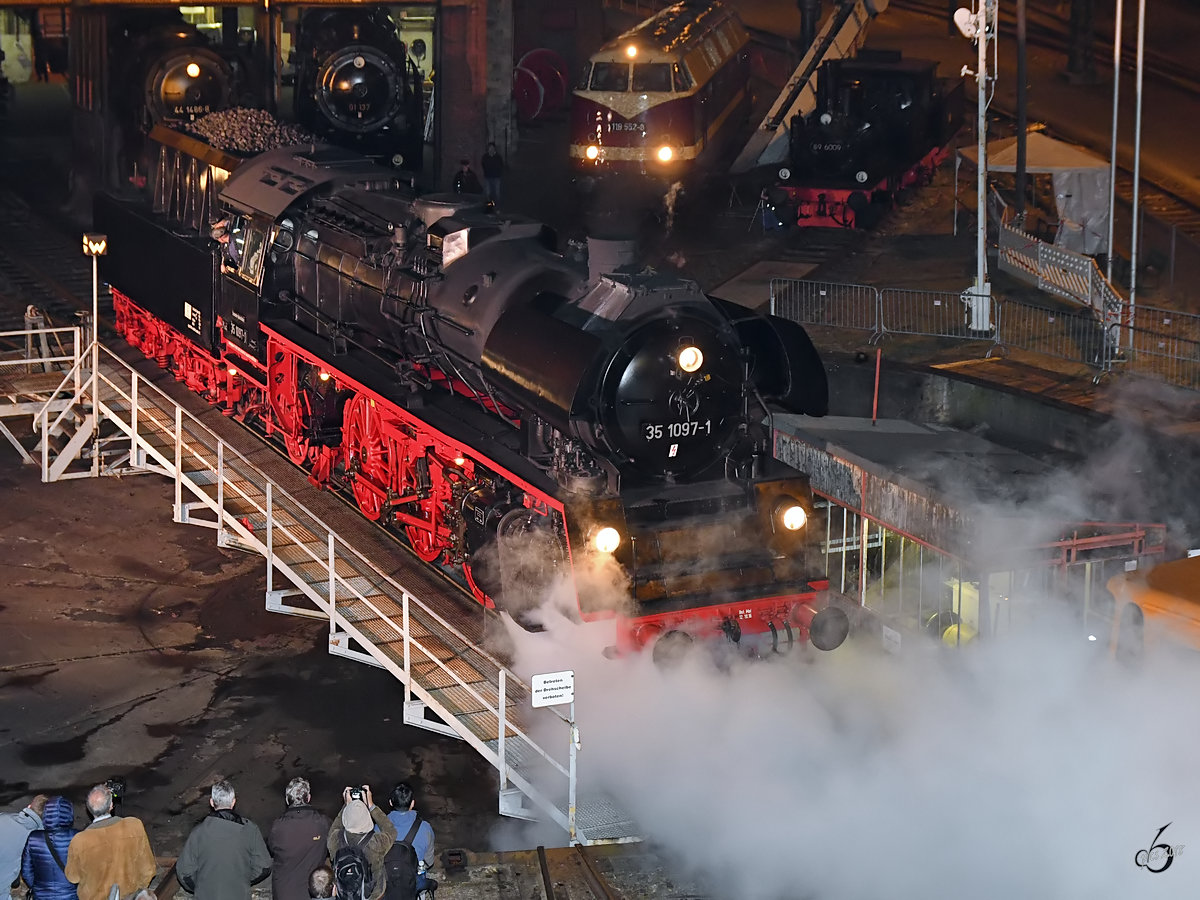 Die Dampflokomotive 35 1097-1 auf der Drehscheibe des Eisenbahnmuseums in Dresden. (April 2018)