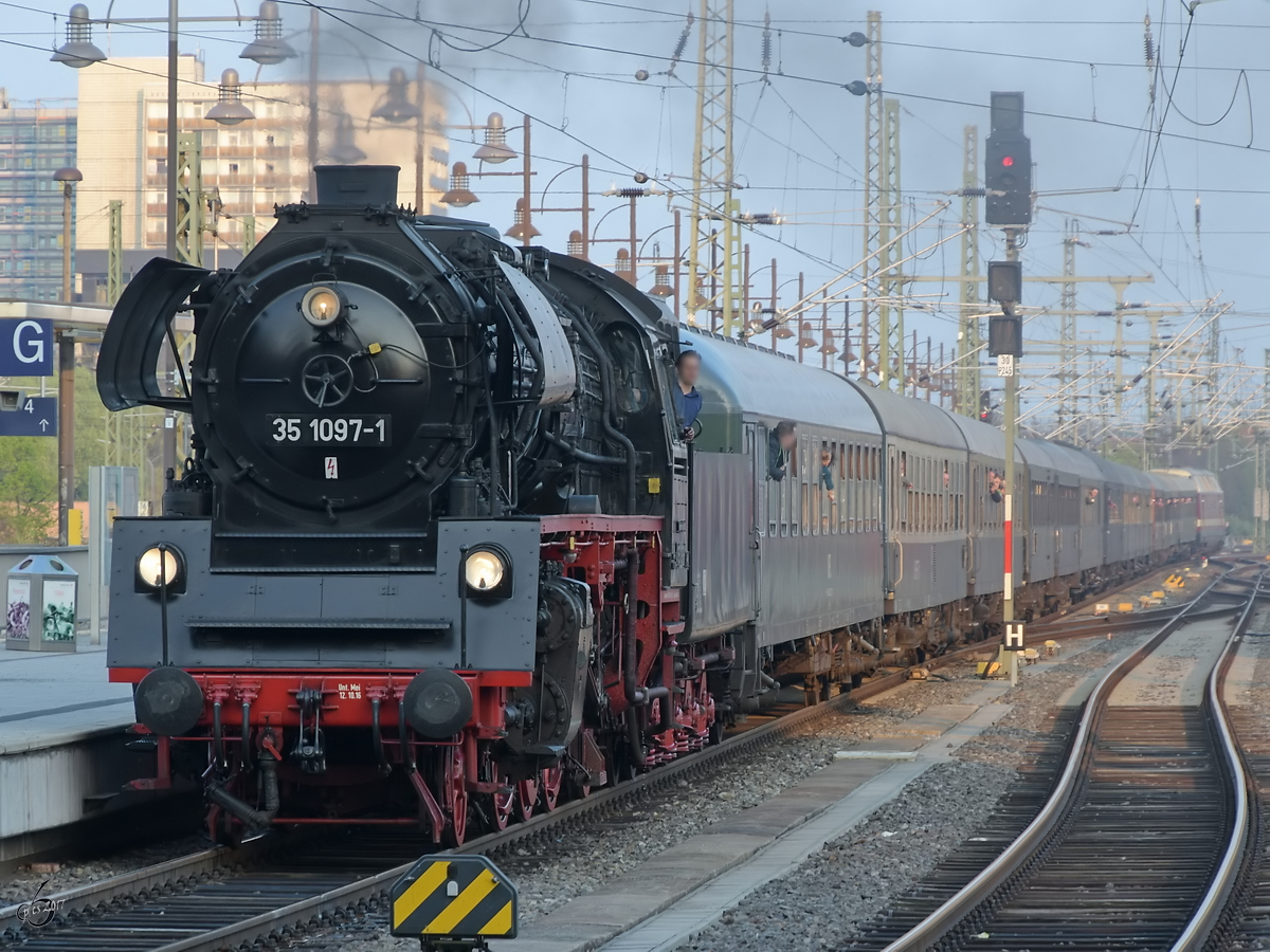 Die Dampflokomotive 35 1097-1 auf dem Weg zum Dresdener Hauptbahnhof. (April 2017)