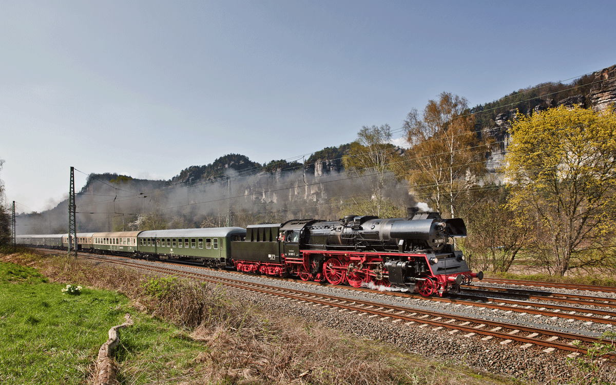 Die Dampflokomotive 35 1097-1 fährt mit einem Sonderzug vom Dresdner Dampfloktreffen nach Decin CZ im Kurort Rathen vorüber.Bild vom 9.4.2017