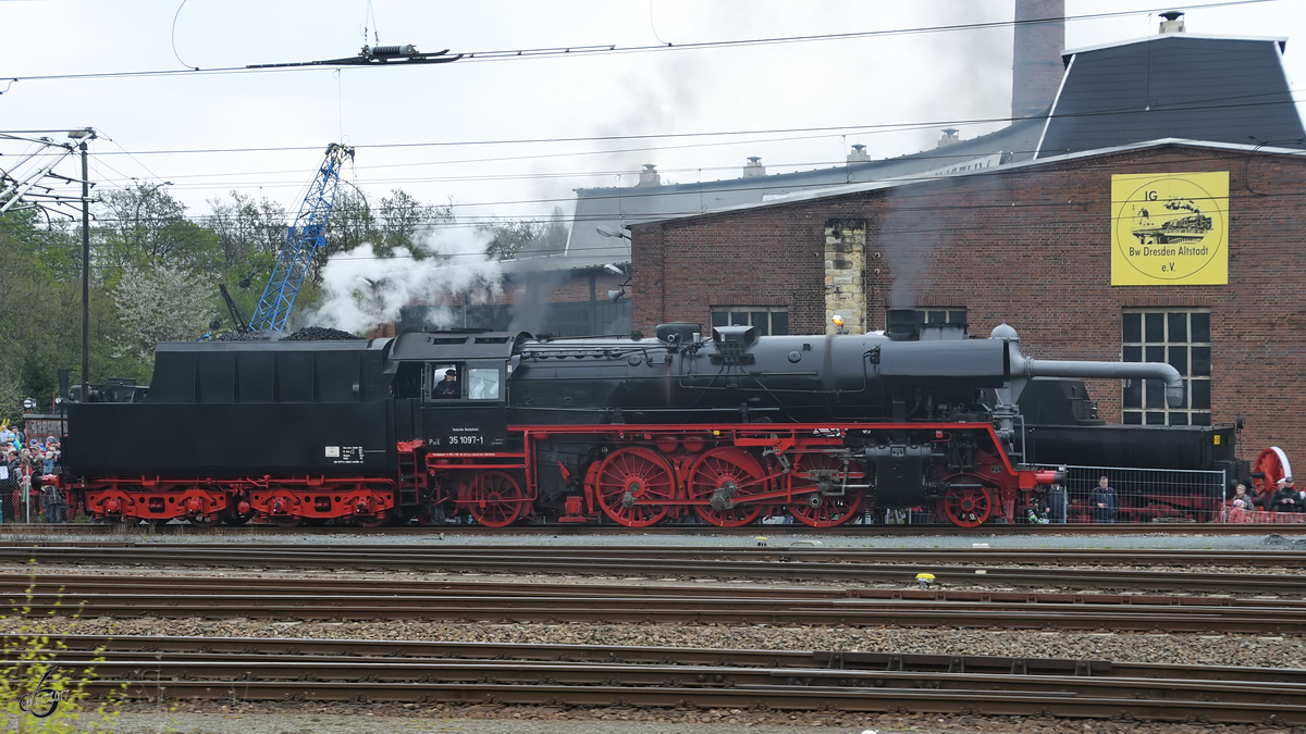 Die Dampflokomotive 35 1097-1 während des IX. Dampflokfestes in Dresden Anfang April 2017.