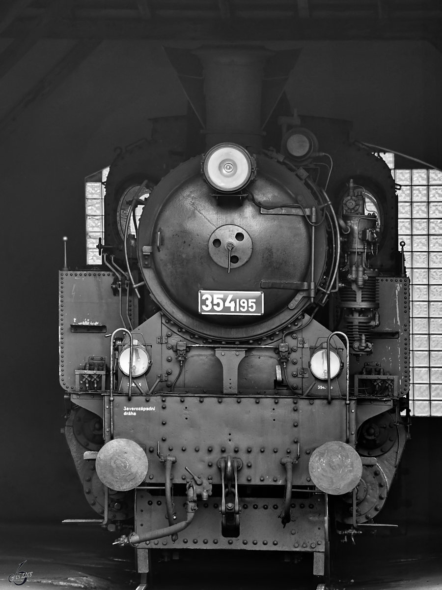 Die Dampflokomotive 354 195 Anfang April 2018 im Eisenbahnmuseum Lužná u Rakovníka.