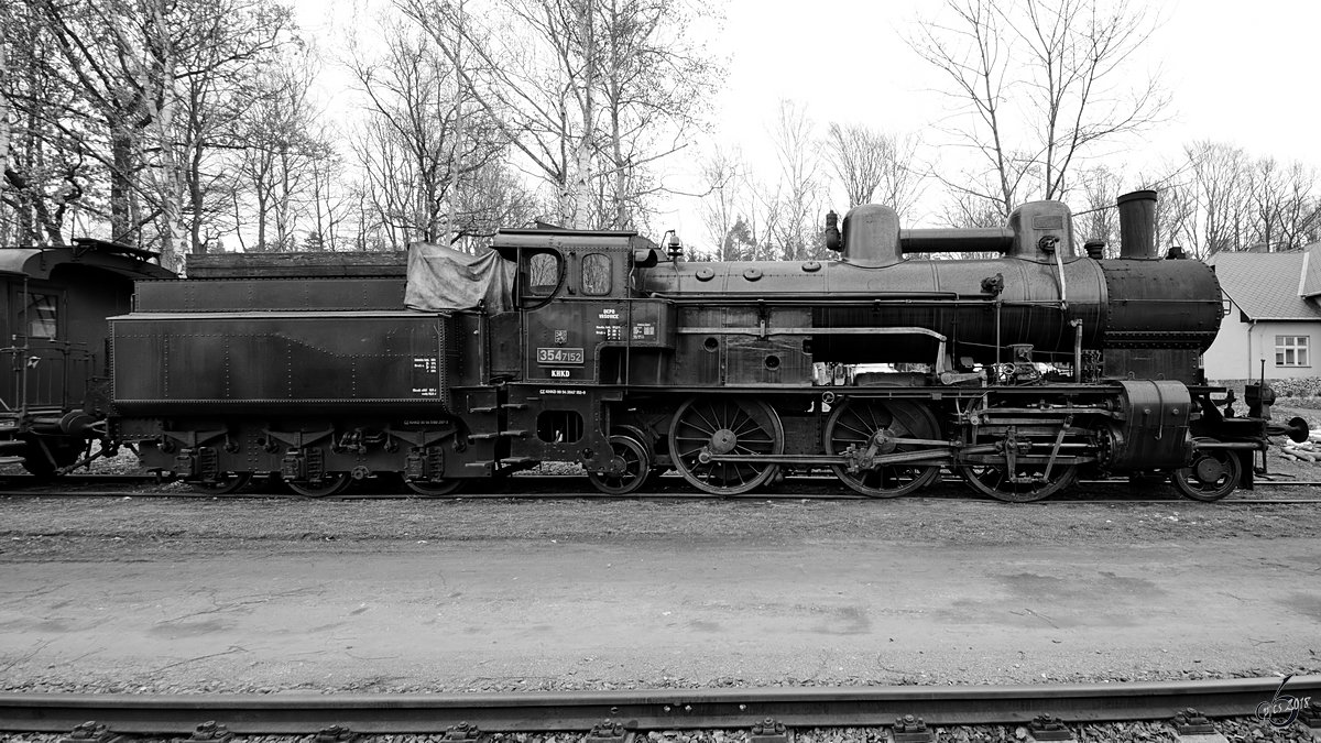 Die Dampflokomotive 354 7152 Anfang April 2018 im Eisenbahnmuseum Lužná u Rakovníka.