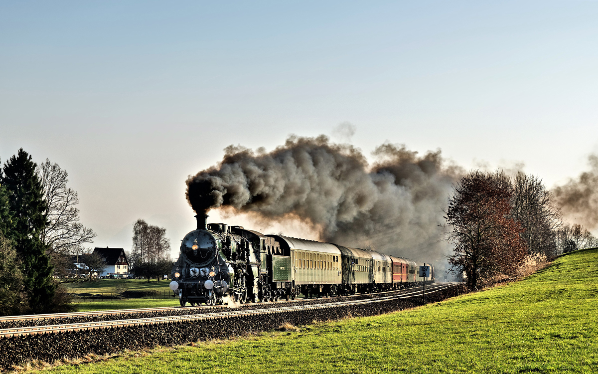 Die Dampflokomotive 3673 fährt mit einem Sonderzug von Lindau nach Nördlingen die Steigung in Schlachters hinauf.Bild 24.3.2018