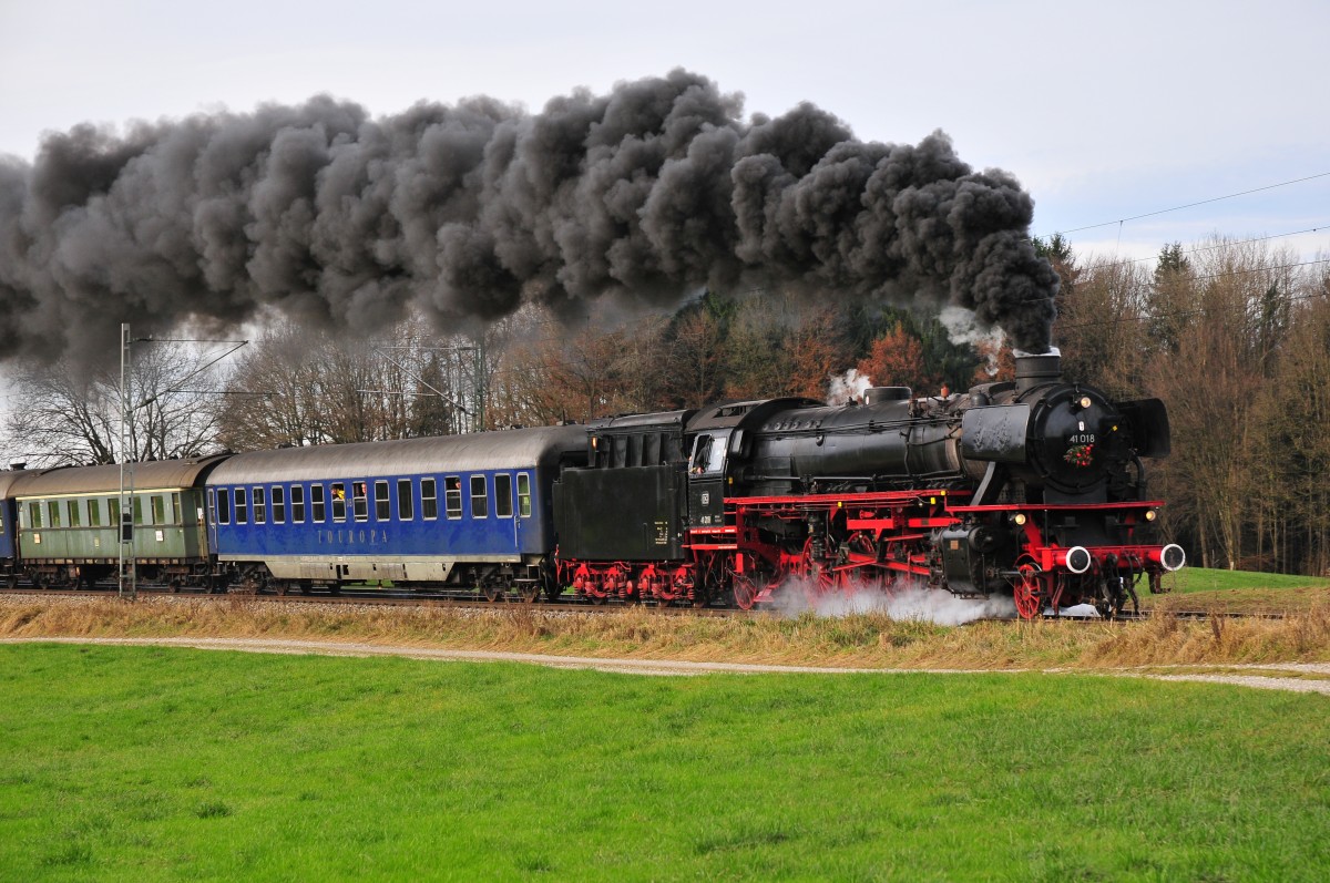 Die Dampflokomotive 41 018 der Ulmer Eisenbahnfreunde vor dem Sonderzug zum Berchtesgadener Advent am 13.12.2014 zwischen Übersee und Bergen bei Sossau.