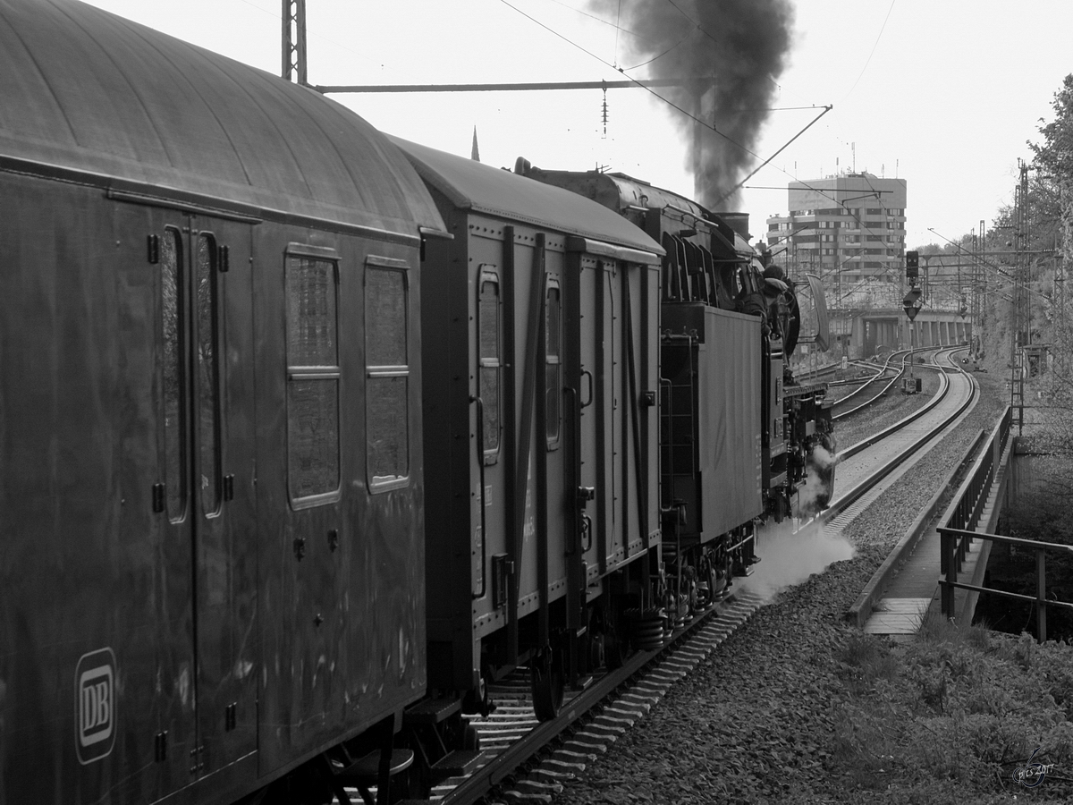 Die Dampflokomotive 41 096 bei der Ausfahrt aus dem Bahnhof Essen-Steele Ost. (April 2017)