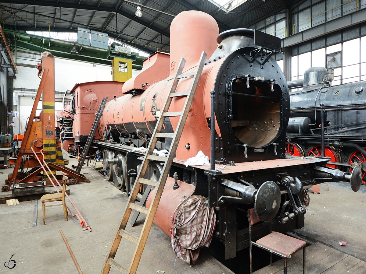 Die Dampflokomotive 414.096 wird in der Werkstatt des Eisenbahnmuseums Lužná u Rakovníka aufgefrischt.