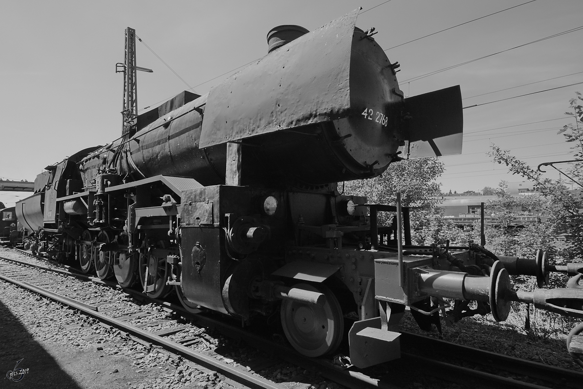 Die Dampflokomotive 42 2768, gebaut 1944 in der Wiener Lokomotivfabrik Floridsdorf stand Anfang Juni 2019 im Bayerischen Eisenbahnmuseum Nördlingen.