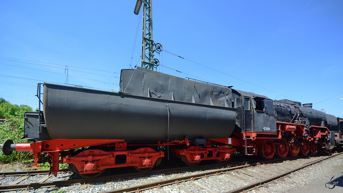 Die Dampflokomotive 42 2768, gebaut 1944 in der Wiener Lokomotivfabrik Floridsdorf stand Anfang Juni 2019 im Bayerischen Eisenbahnmuseum Nördlingen.