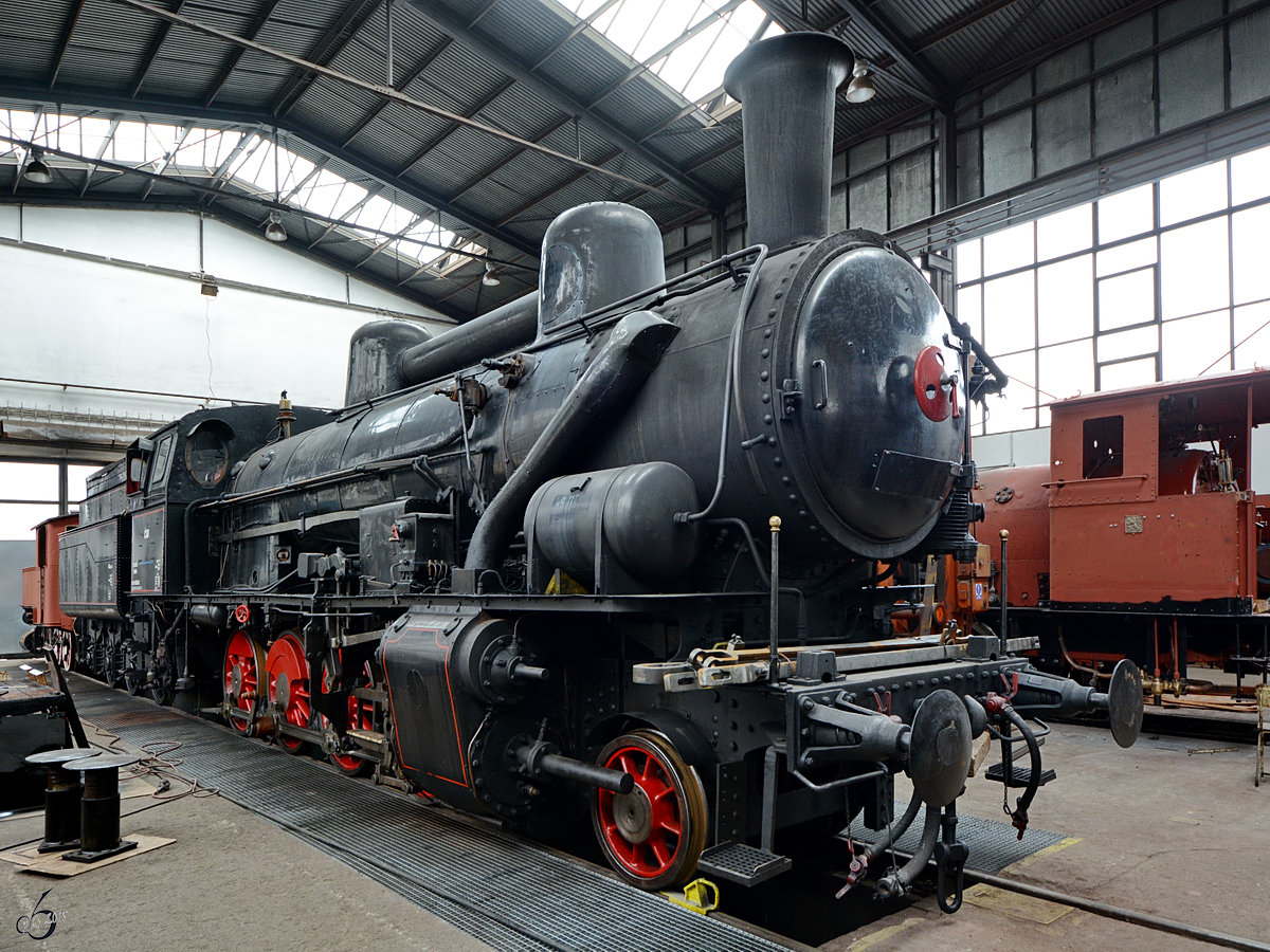 Die Dampflokomotive 434 2186 wird in der Werkstatt des Eisenbahnmuseums Lužná u Rakovníka aufgefrischt. (April 2018)
