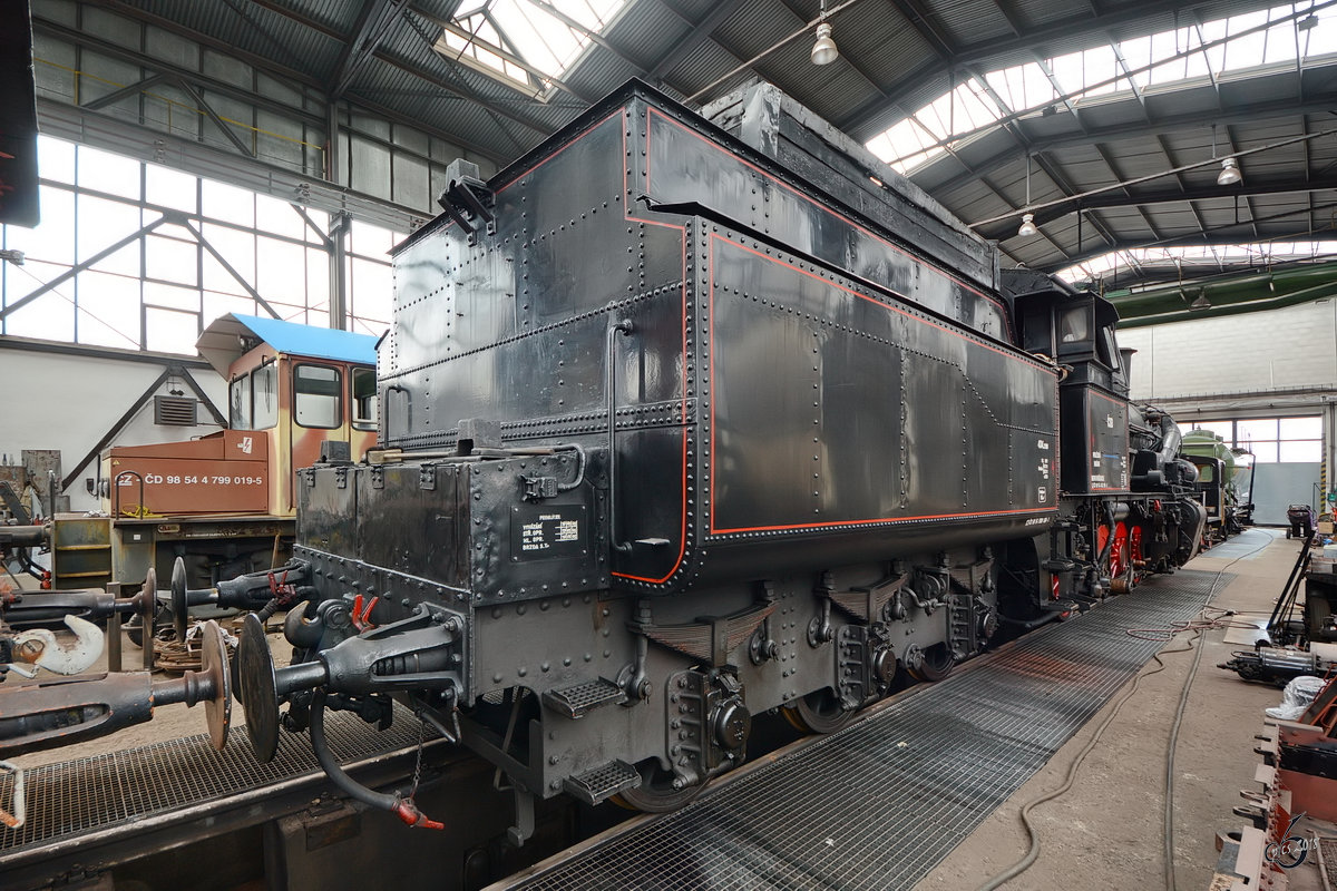Die Dampflokomotive 434 2186 wird in der Werkstatt des Eisenbahnmuseums Lužná u Rakovníka aufgefrischt. (April 2018)