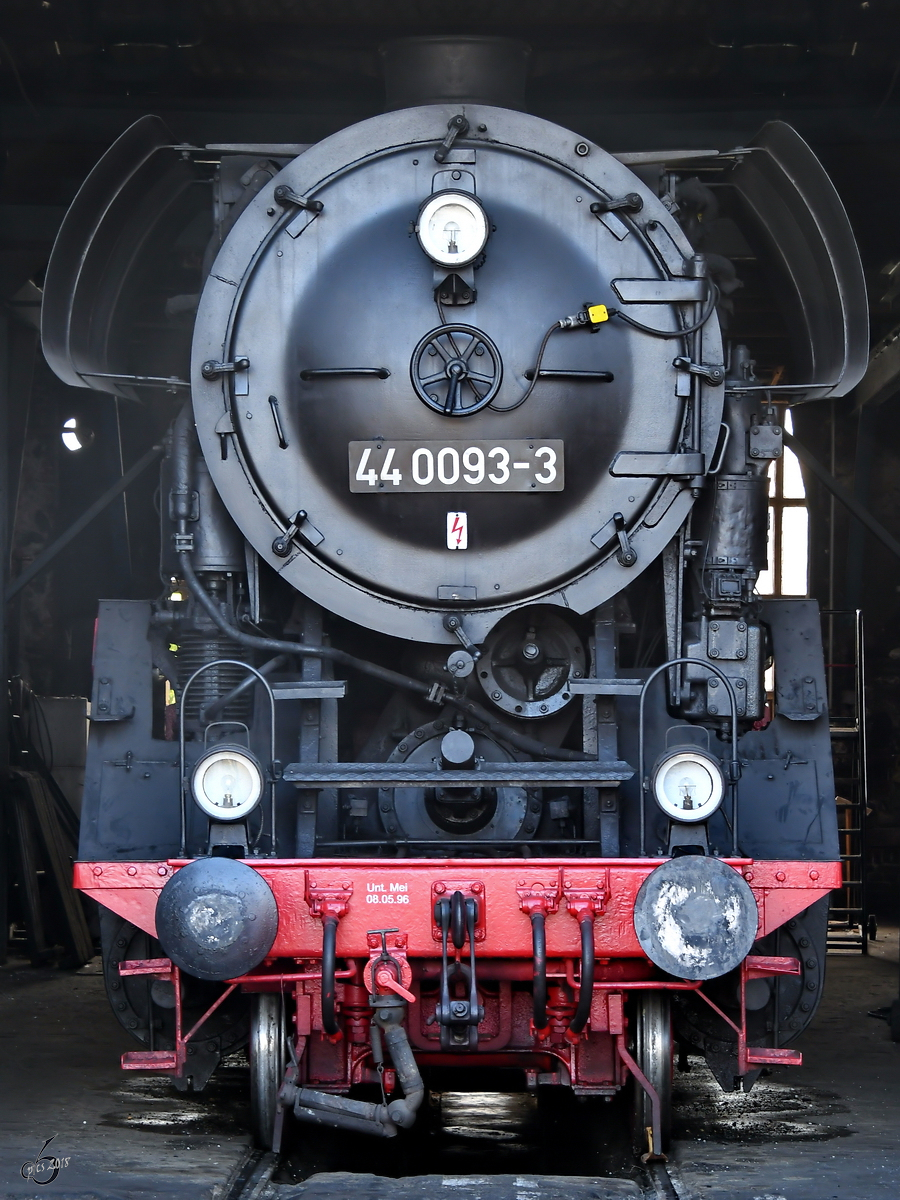 Die Dampflokomotive 44 0093-3 steht im Eisenbahnmuseum Arnstadt. (August 2018)