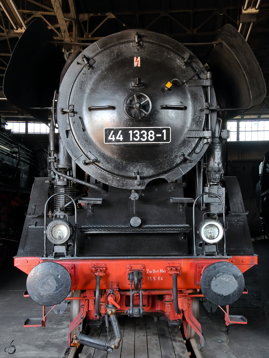 Die Dampflokomotive 44 1338-1 Anfang April 2018 im Sächsischen Eisenbahnmuseum Chemnitz-Hilbersdorf. 