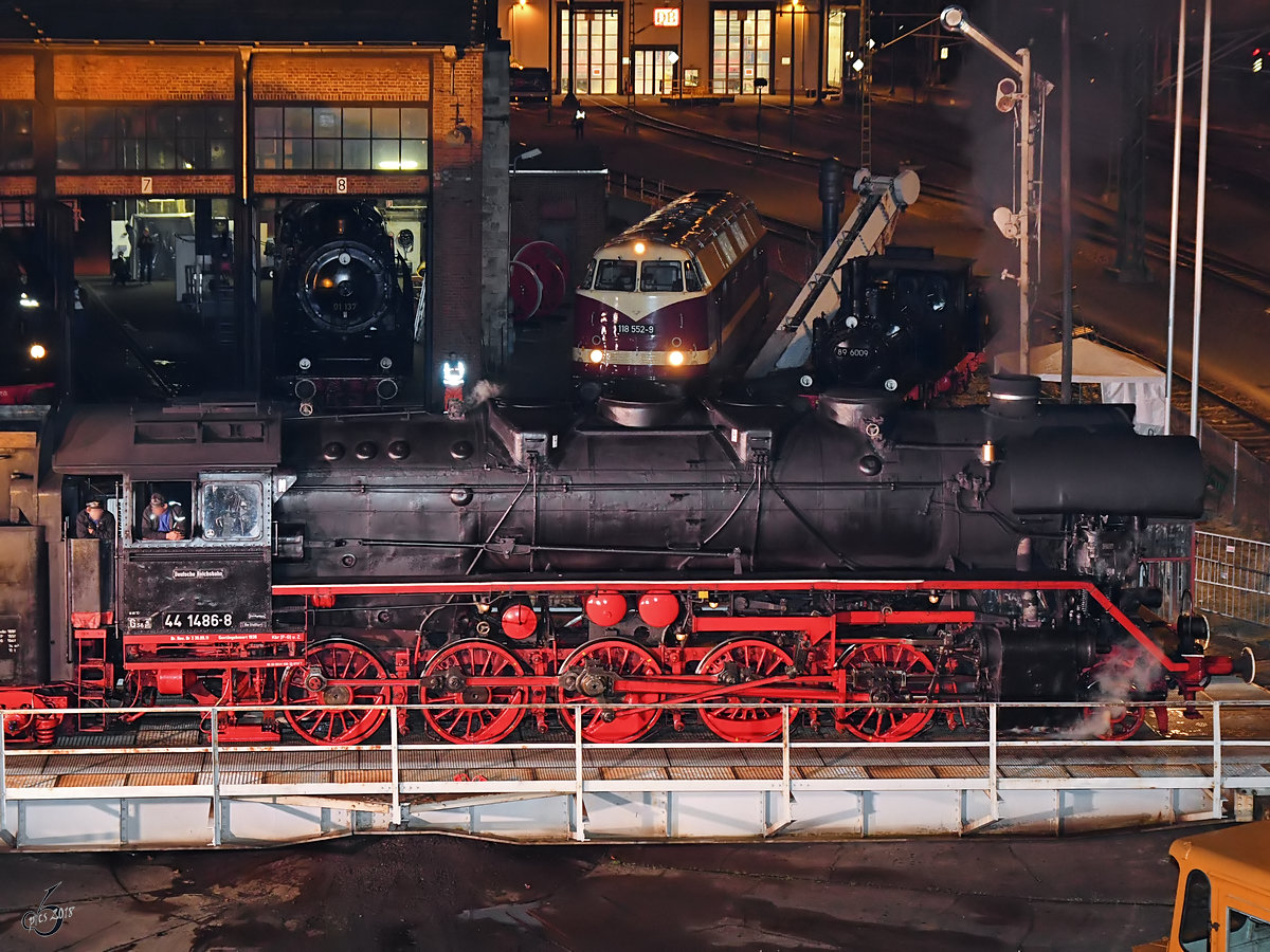 Die Dampflokomotive 44 1486-8 auf der Drehscheibe des Eisenbahnmuseums in Dresden. (April 2018)