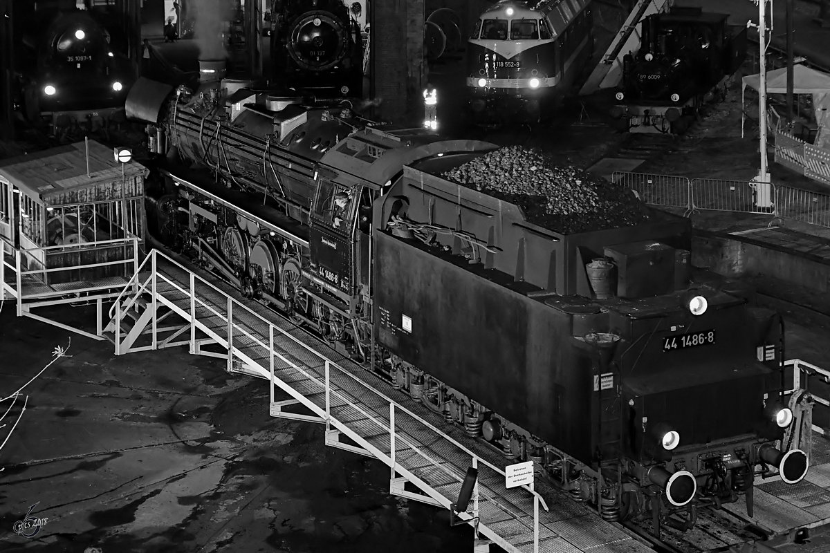 Die Dampflokomotive 44 1486-8 auf der Drehscheibe des Eisenbahnmuseums in Dresden. (April 2018)